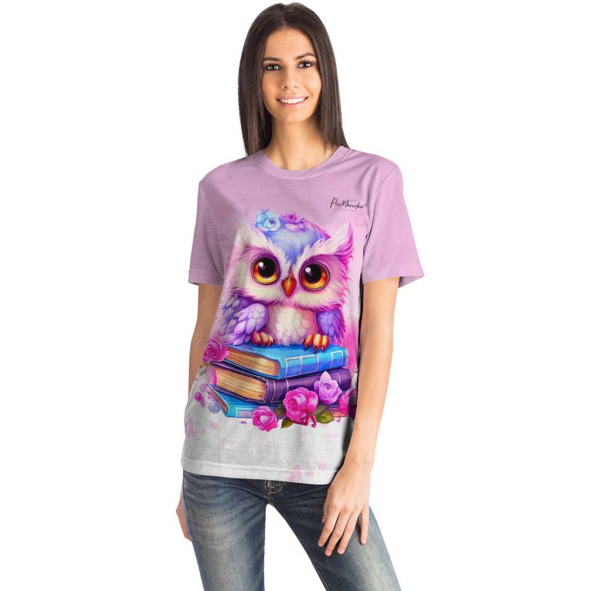 Frau trägt rosa T-Shirt mit niedlichem Büchereulen-Motiv im Diamond Painting und Malen nach Zahlen Stil