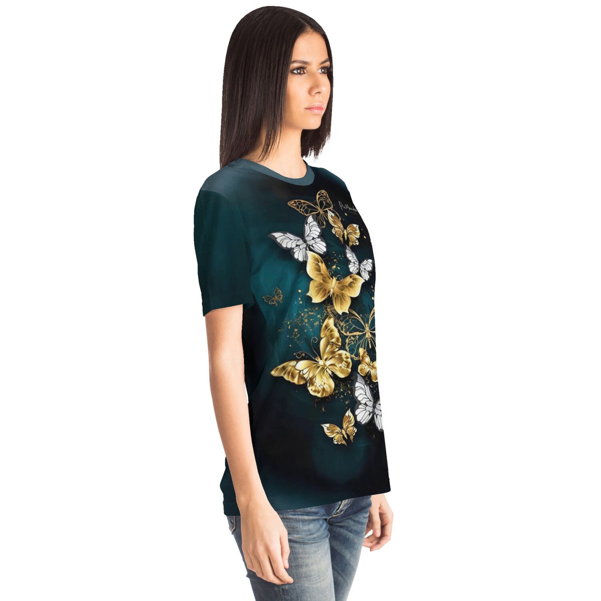 Frau trägt Dreamer T-Shirt mit goldenen Schmetterlingen in einem exklusiven Design für Diamond Painting Fans auf dunkelblau