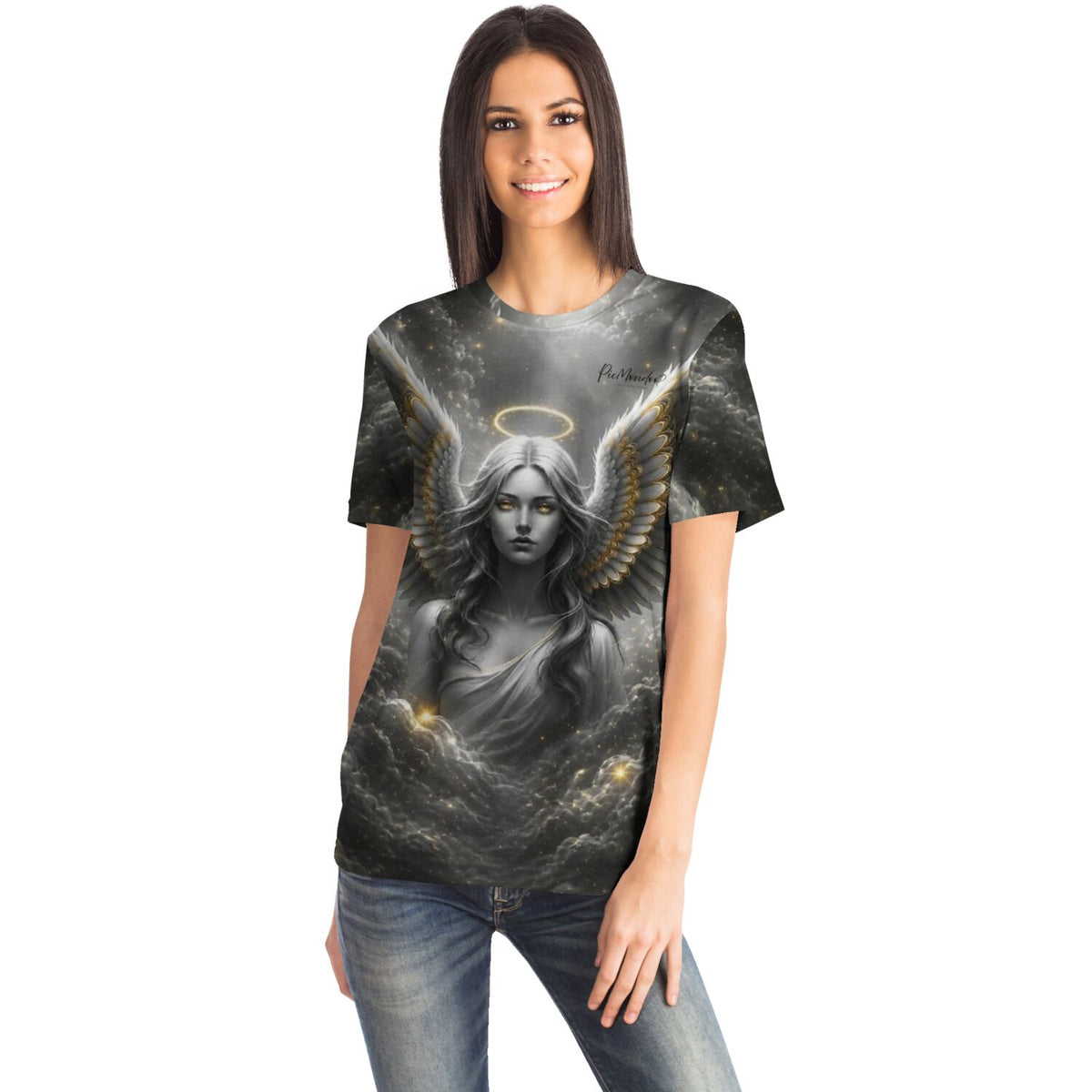 Frau trägt Dreamer T-Shirt Golden Angel mit detailliertem Engels-Motiv im Stil von Diamond Painting Kunst