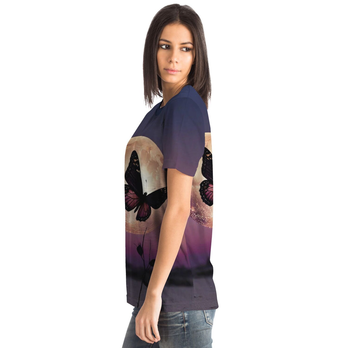 Frau trägt ein Dreamer T-Shirt mit Nightfly Butterfly-Motiv, das an künstlerische Malen nach Zahlen Designs erinnert.