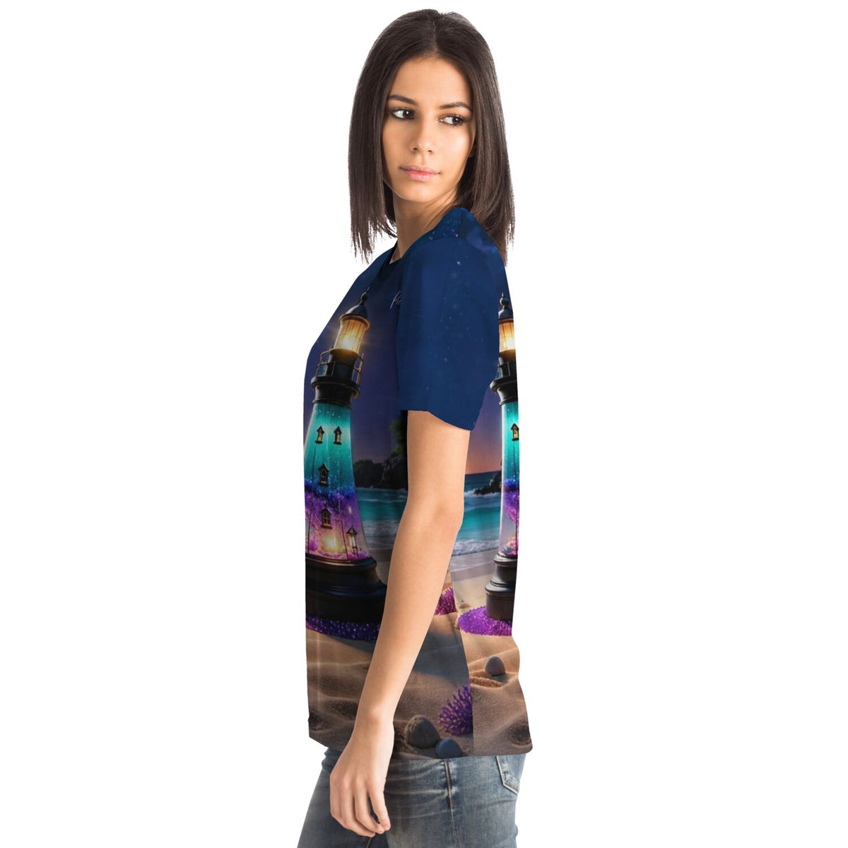 Frau trägt Dreamer T-Shirt mit Leuchtturm-Motiv im Stil unserer beliebten Diamond Painting und Malen nach Zahlen Sets