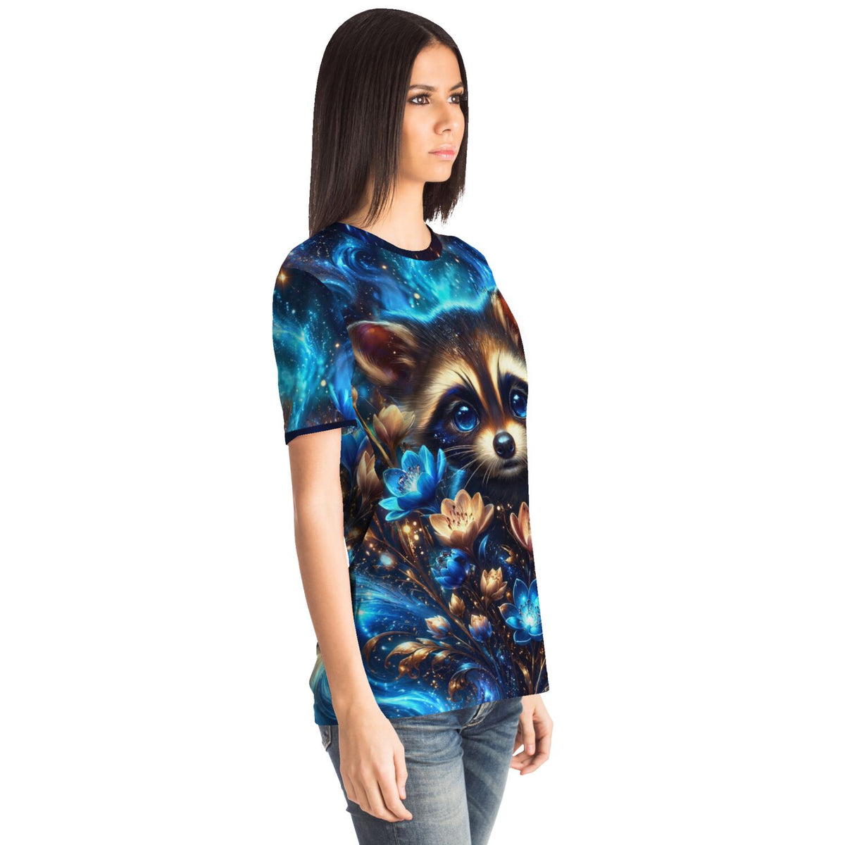 Frau trägt blaues T-Shirt mit Waschbär-Motiv, inspiriert durch Diamond Painting und Malen nach Zahlen Design Kunstwerke