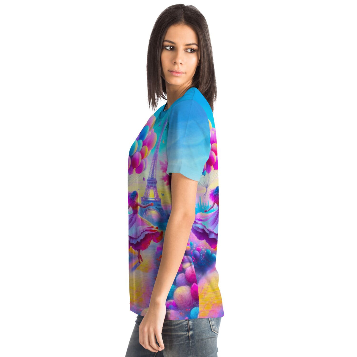 Frau trägt Dreamer T-Shirt mit verträumtem Paris-Motiv, perfekt für Fans von Malen nach Zahlen und Diamond Painting
