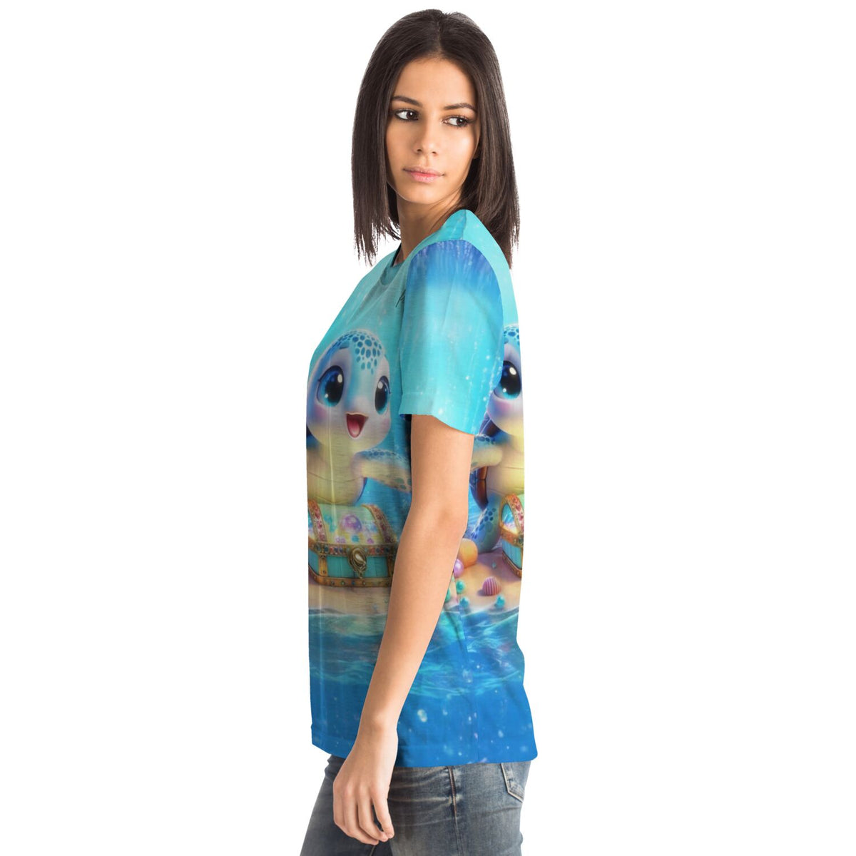 Frau trägt blaues T-Shirt mit kleiner Schatzwächter Schildkröte, Motiv bekannt aus Diamond Painting und Malen nach Zahlen