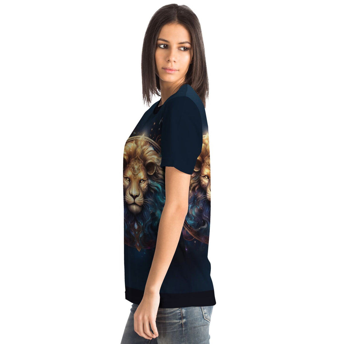 Frau trägt dunkelblaues T-Shirt mit kunstvollem Sternzeichen Löwe Motiv, ähnlich einem Diamond Painting Design.