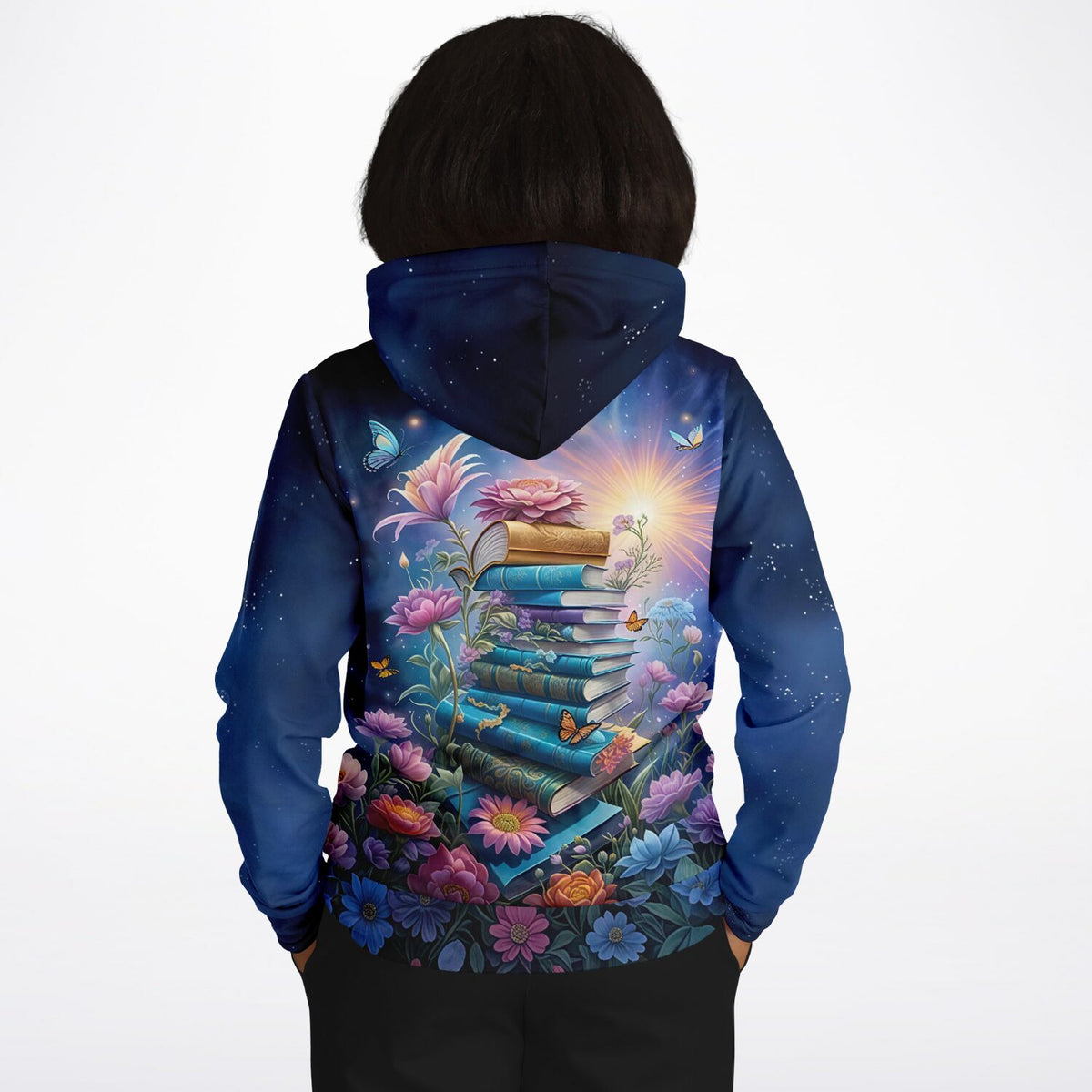 Dunkelblauer Hoodie mit verträumtem Print von gestapelten Büchern, Blumen und Schmetterlingen für kreative Köpfe