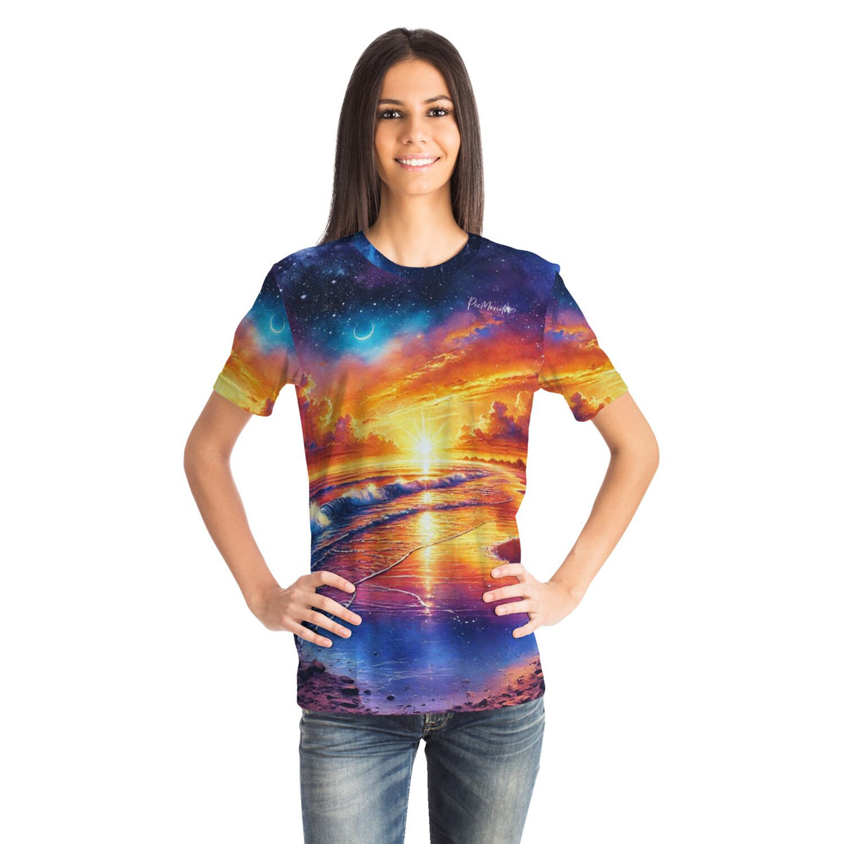 Frau trägt Dreamer T-Shirt mit Diamond Painting Motiv Sonnenuntergang zwischen Sternen und Ozean in leuchtenden Farben