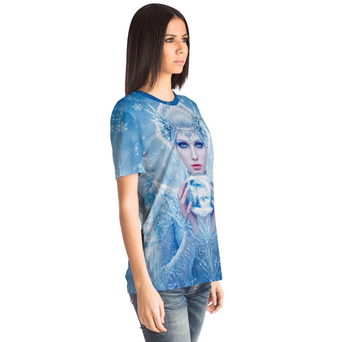 Frau trägt blaues T-Shirt mit Eiskönigin Motiv, passend im Stil zu Diamond Painting und Malen nach Zahlen Designs.