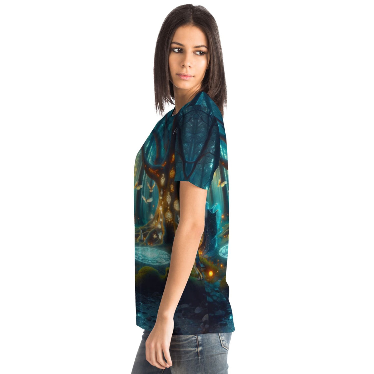 Frau trägt Dreamer T-Shirt mit mystischem Hexennacht-Motiv im Stil von Diamond Painting und Malen nach Zahlen