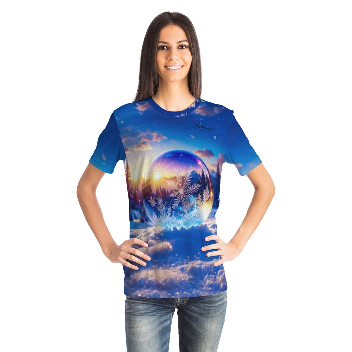 Frau trägt blaues T-Shirt mit Diamond Painting Motiv Kristallwelt, Schneelandschaft und funkelnder Glaskugel