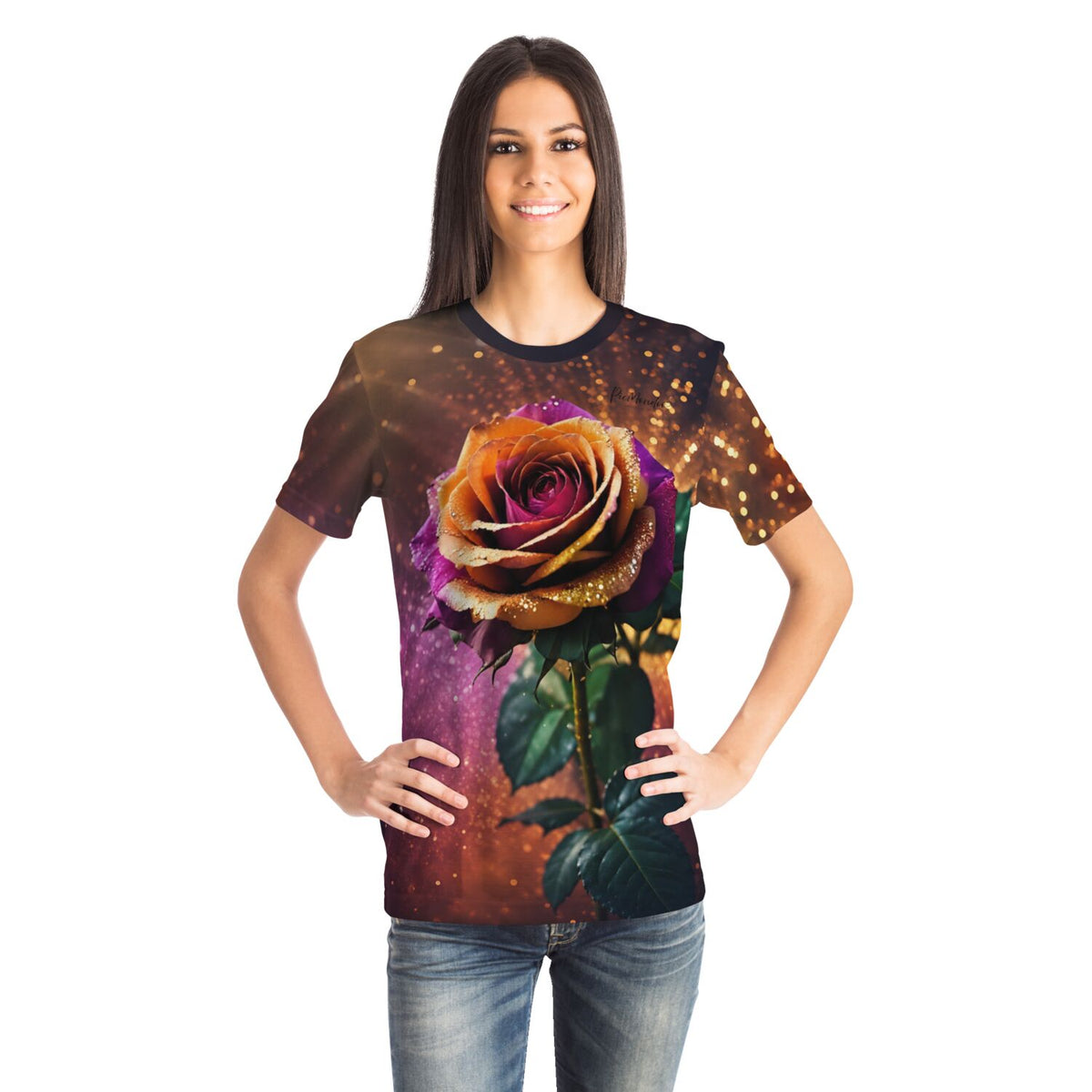Frau trägt ein T-Shirt mit buntem Rosen Motiv im künstlerischen Diamond Painting Stil mit glitzernden Lichteffekten.
