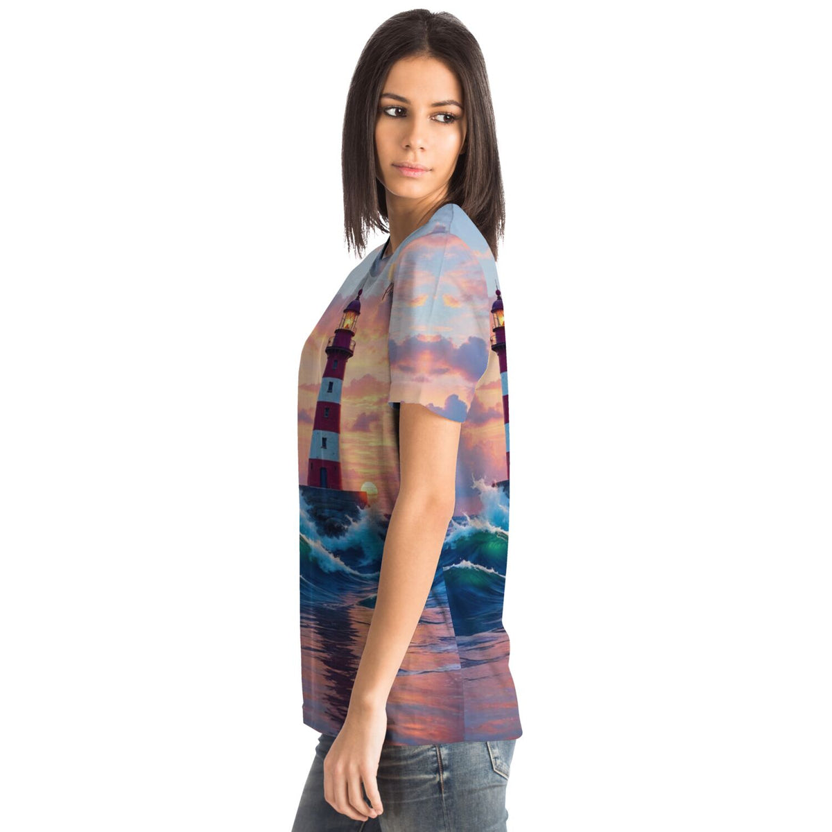 Frau trägt Dreamer T-Shirt mit Leuchtturm-Motiv im Stil von Malen nach Zahlen und Diamond Painting