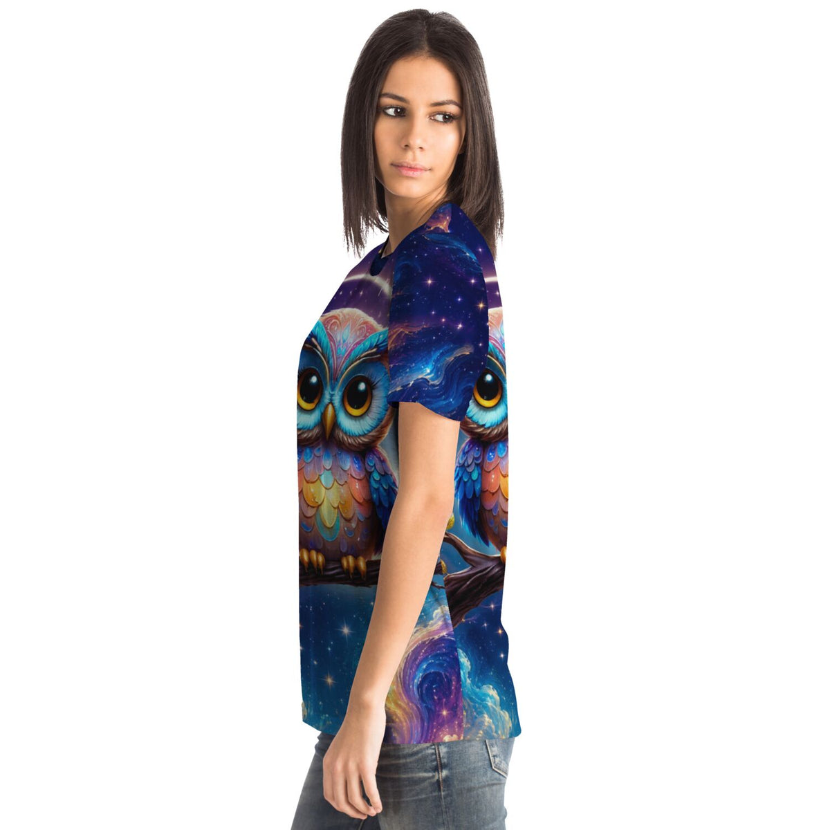 Frau trägt Dreamer T-Shirt mit buntem Eulen-Motiv im Diamond Painting Design vor einem nächtlichen Sternenhimmel