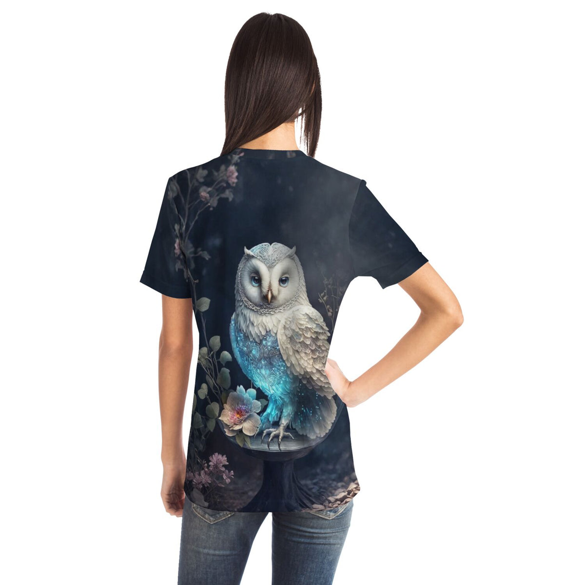 Frau trägt T-Shirt mit mystischem Eulen-Motiv im Stil von Diamond Painting und Malen nach Zahlen Kunstwerken