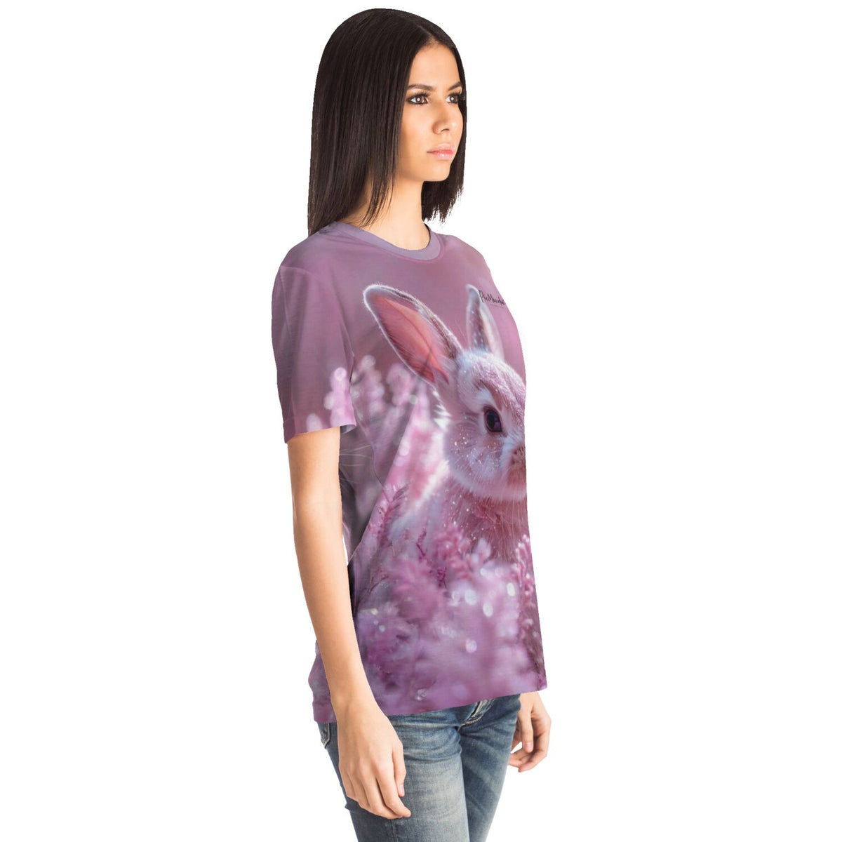 Frau trägt Dreamer T-Shirt mit zartrosa Häschen-Motiv im Stil von Diamond Painting und Malen nach Zahlen Designs