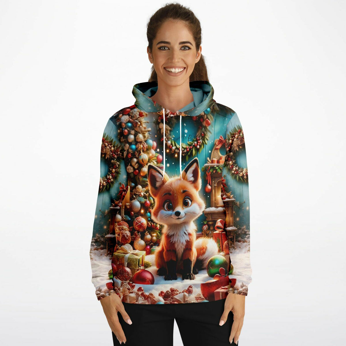 Frau trägt Dreamer Hoodie mit süßem Fuchs-Motiv im weihnachtlichen Diamond Painting Stil vor Tannenbaum