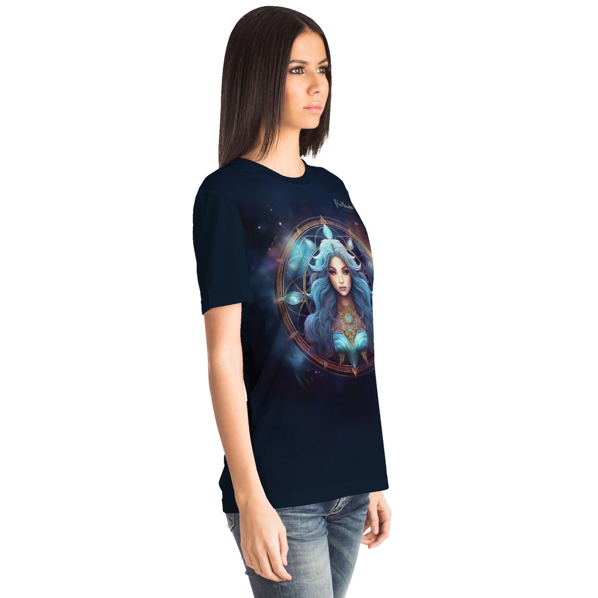 Frau trägt dunkelblaues T-Shirt mit Jungfrau Sternzeichen Motiv im Stil unserer Diamond Painting und Malen nach Zahlen Kunst