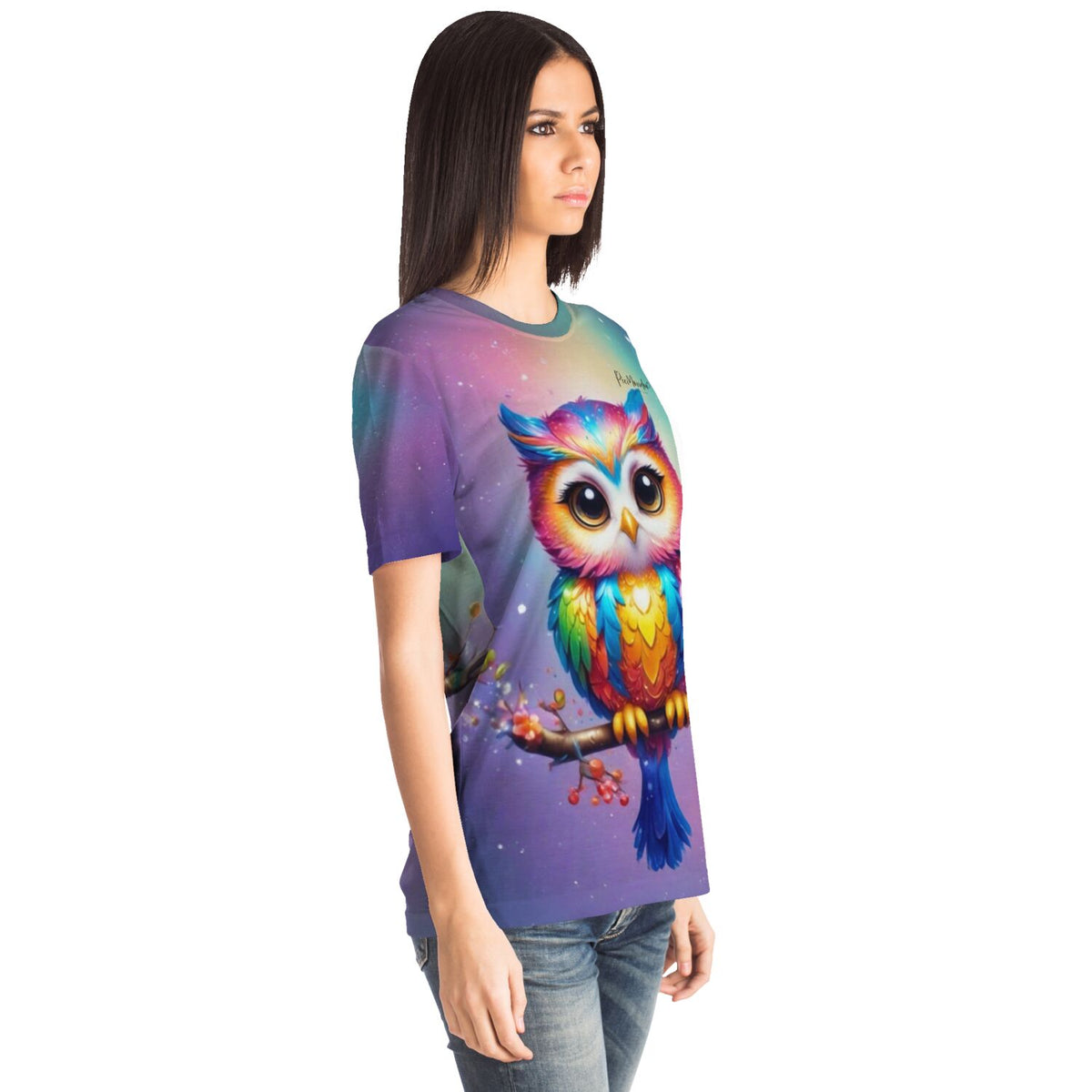 Frau trägt Dreamer T-Shirt mit buntem Eulen-Motiv im Stil von Diamond Painting und Malen nach Zahlen Kunstwerken