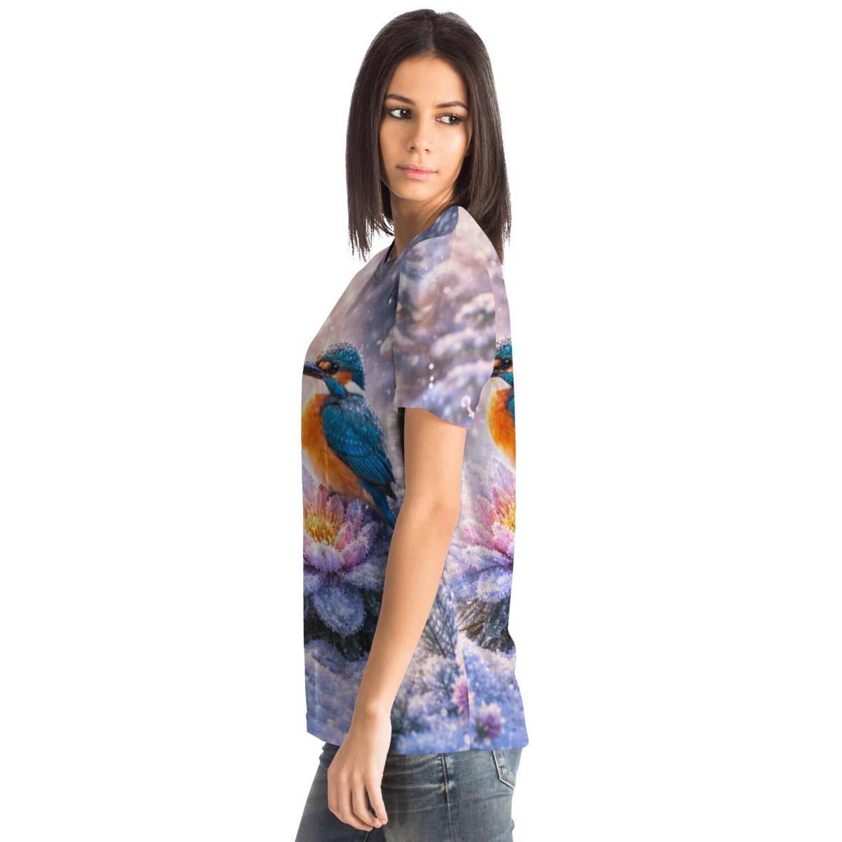 Frau trägt Dreamer T-Shirt mit Eisvogel im Schnee Motiv, inspiriert durch Diamond Painting und Malen nach Zahlen Stil.