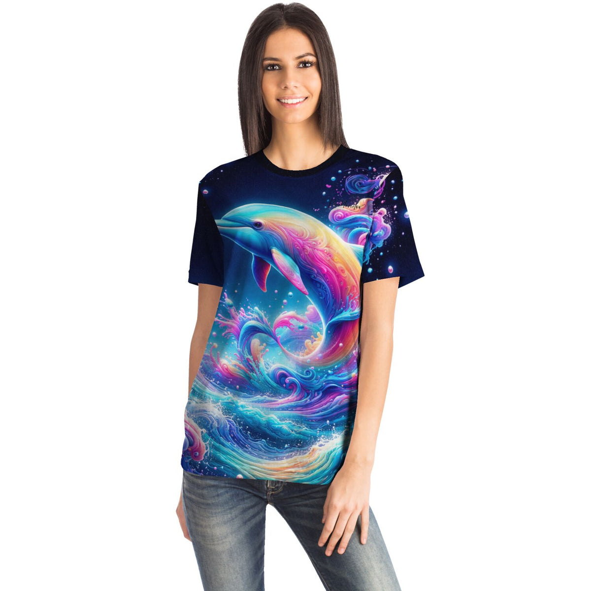 Frau trägt Dreamer T-Shirt mit buntem Delfin-Motiv im Farbenmeer, ideal für Fans von Diamond Painting und Malen nach Zahlen
