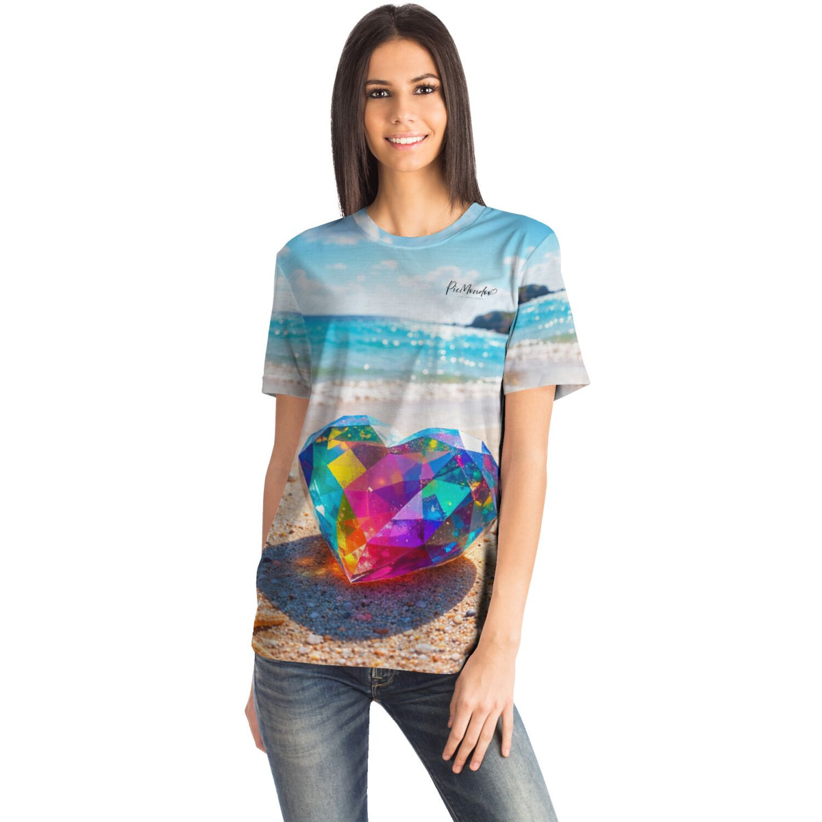 Frau trägt Diamond Painting T-Shirt mit buntem Kristallherz am Strand - Fan-Merchandise für Diamanten Painting Fans