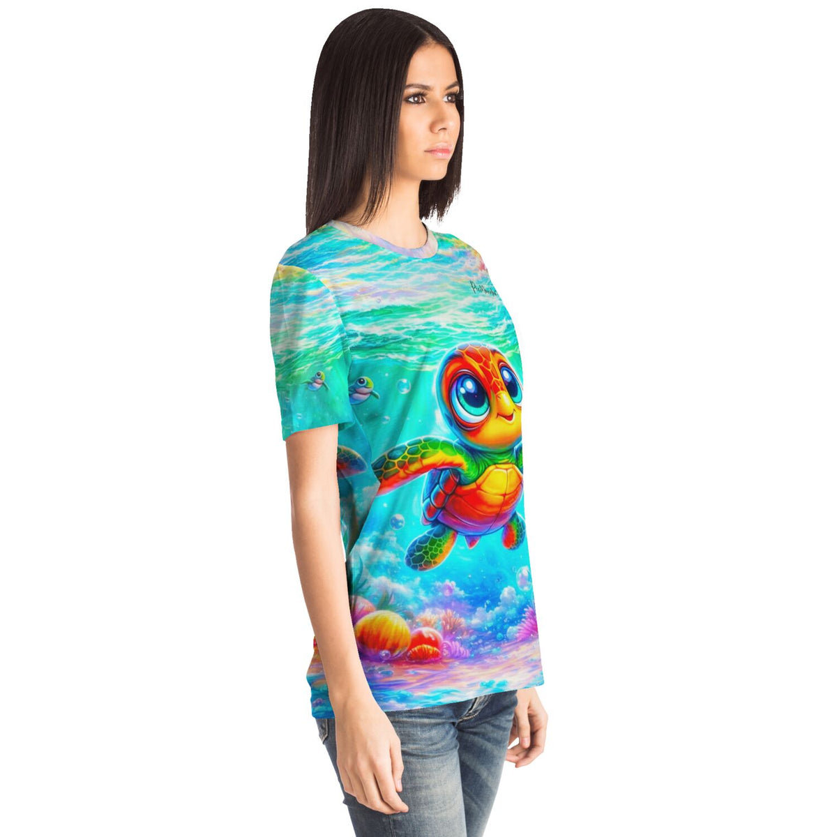 Frau trägt Dreamer T-Shirt mit buntem Meeresschildkröten-Motiv aus dem Picmondoo Diamond Painting und Malen nach Zahlen Sortiment