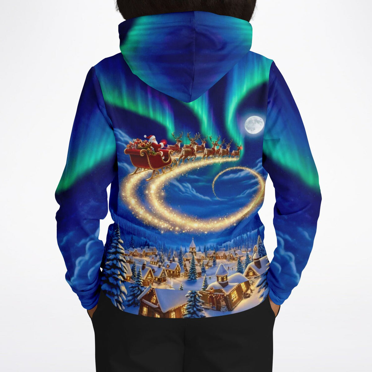 Dreamer Hoodie mit festlichem Weihnachtsmotiv: Weihnachtsmann im Schlitten über verschneitem Dorf und Nordlichtern.