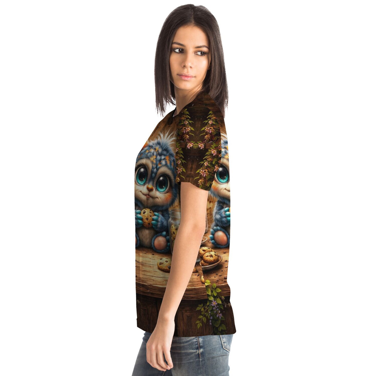 Frau trägt Dreamer T-Shirt mit niedlichem Monster-Motiv und Keks-Motiv, inspiriert von Diamond Painting und Kunst