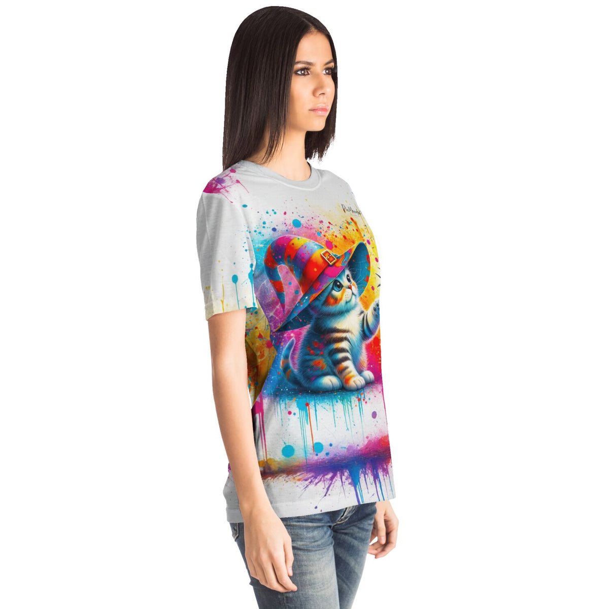 Frau trägt weißes T-Shirt mit buntem Zauberkatze Motiv im Stil von Malen nach Zahlen und Diamond Painting Kunstwerken