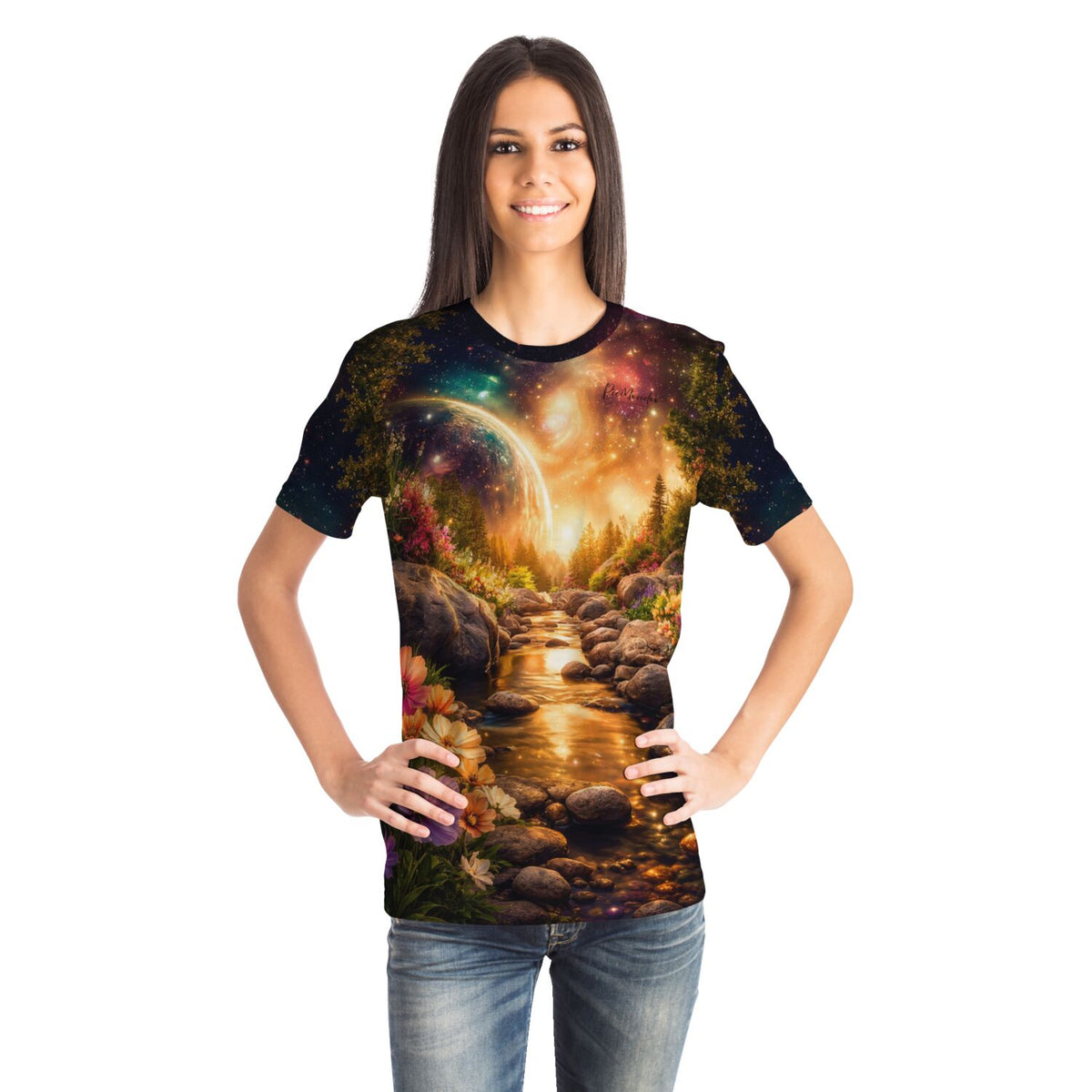 Frau trägt Dreamer T-Shirt mit mystischer Fluss-Landschaft, inspiriert von Diamond Painting Motiven und Malen nach Zahlen