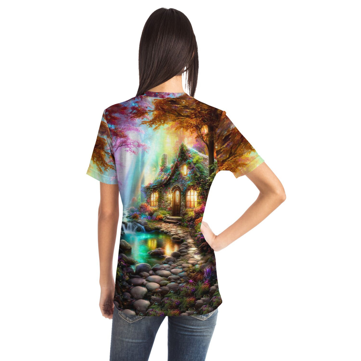 Frau trägt Dreamer T-Shirt mit märchenhaftem Cottage-Motiv im Stil von Diamond Painting und Malen nach Zahlen Kunst