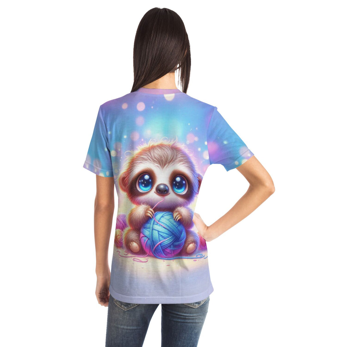 Frau trägt T-Shirt mit süßem Faultier-Motiv, das stilistisch an ein Diamond Painting oder Malen nach Zahlen Design erinnert.