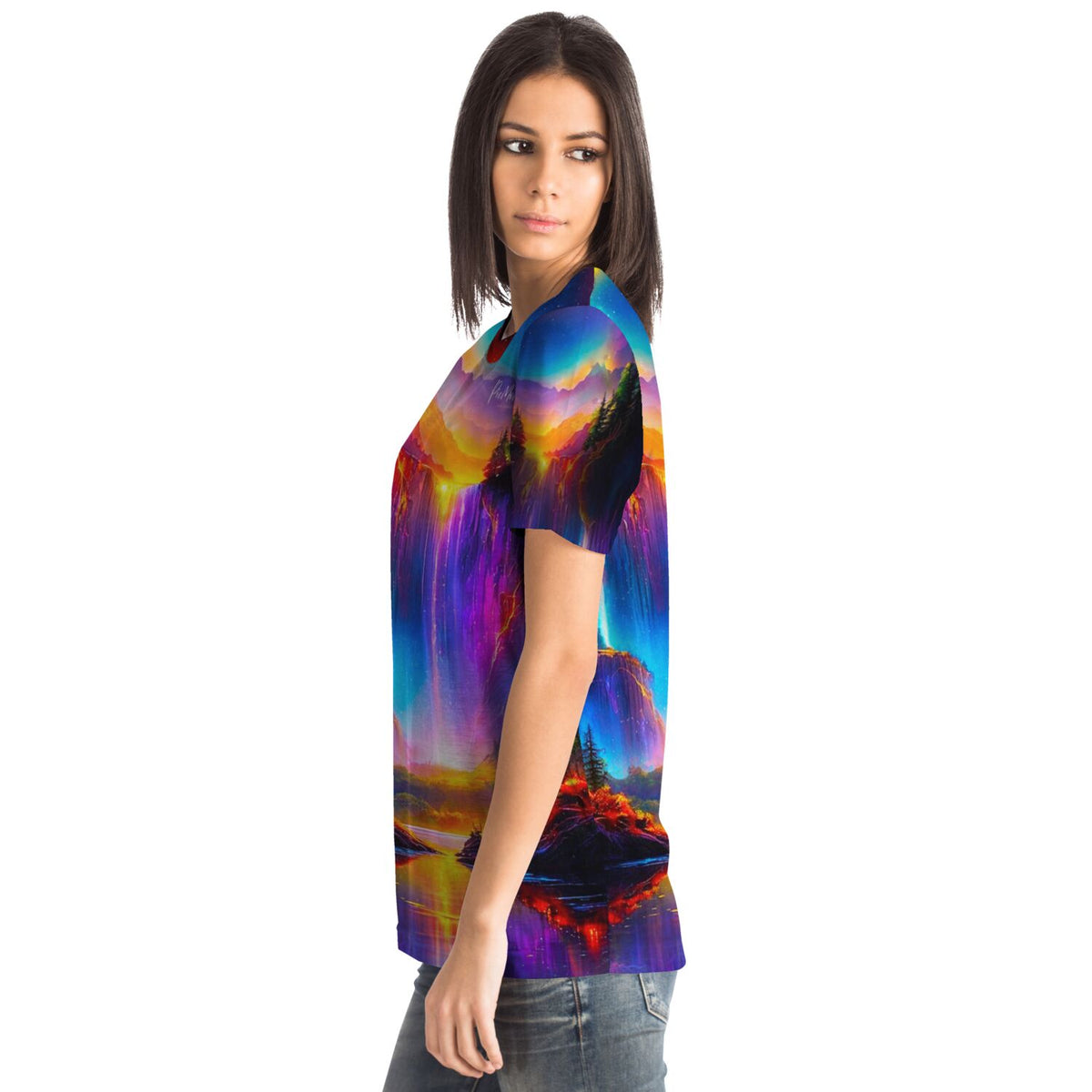 Frau trägt Dreamer T-Shirt mit buntem Wasserfall-Motiv im Stil von Diamond Painting und Malen nach Zahlen Designs