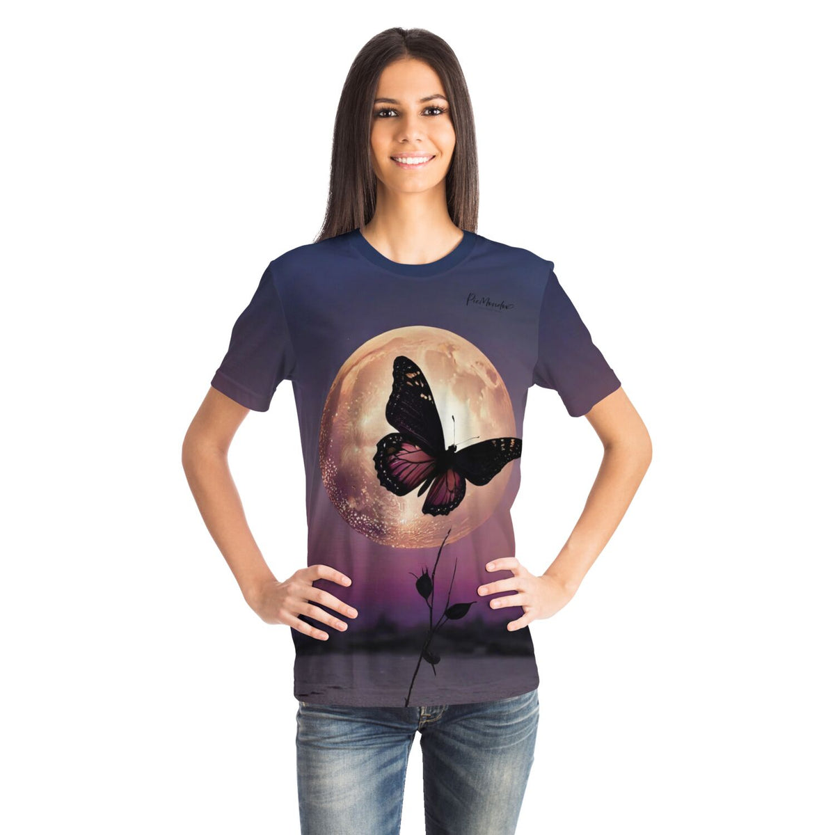Frau trägt Dreamer T-Shirt Nightfly mit Schmetterling und Mond Motiv – ideal für Fans von Diamond Painting Kunst