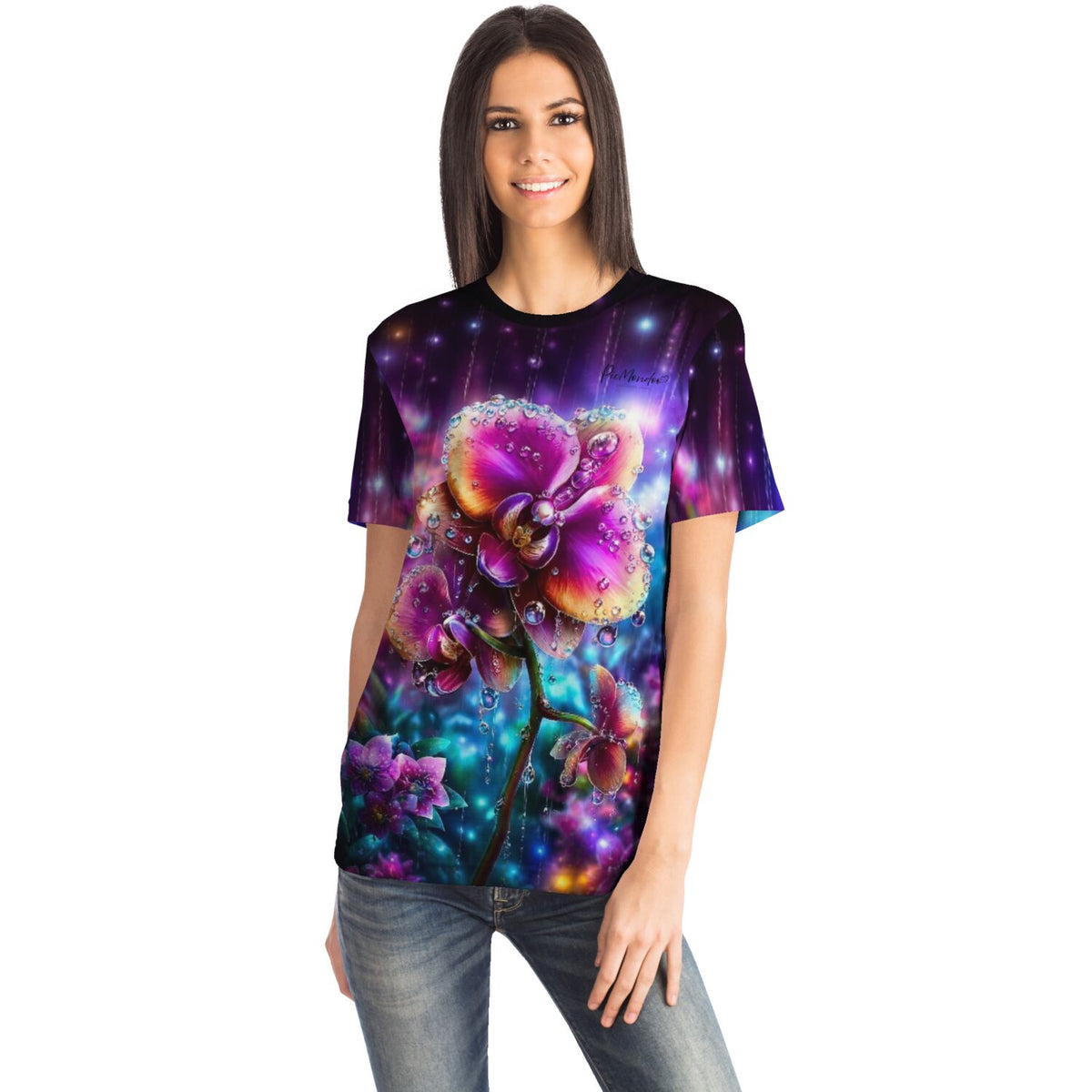 Frau trägt Dreamer T-Shirt mit bunter Orchidee im Regenkuss-Design – inspiriert von Diamond Painting und Malen nach Zahlen