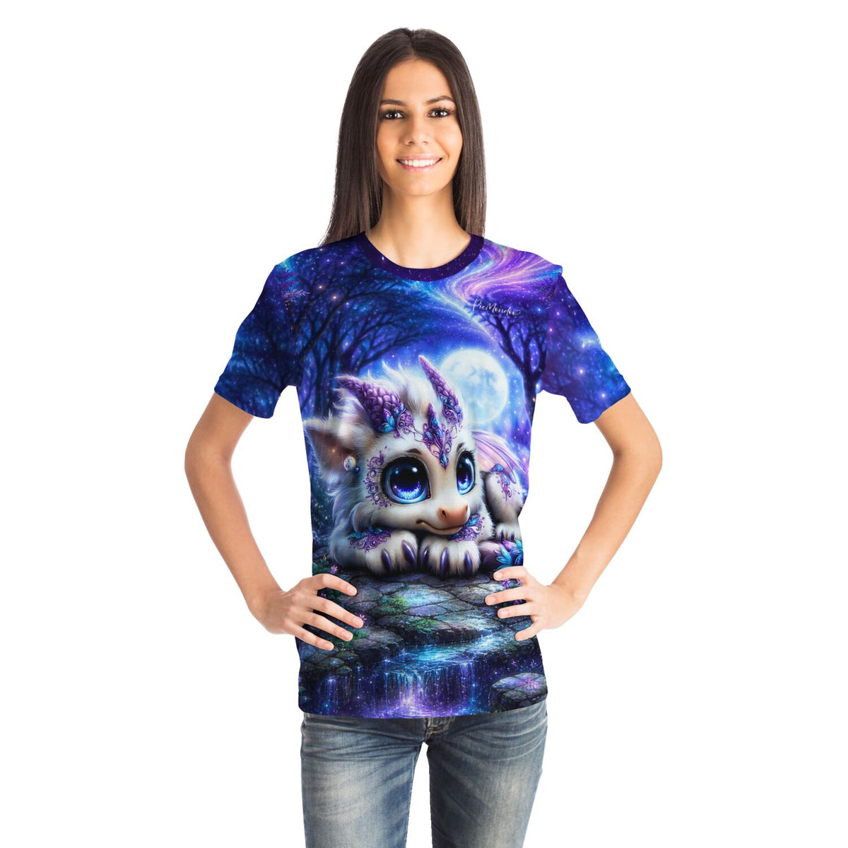 Frau trägt Lunaris T-Shirt mit mystischem Drachen-Motiv in Diamond Painting Optik vor nächtlichem Sternenhimmel