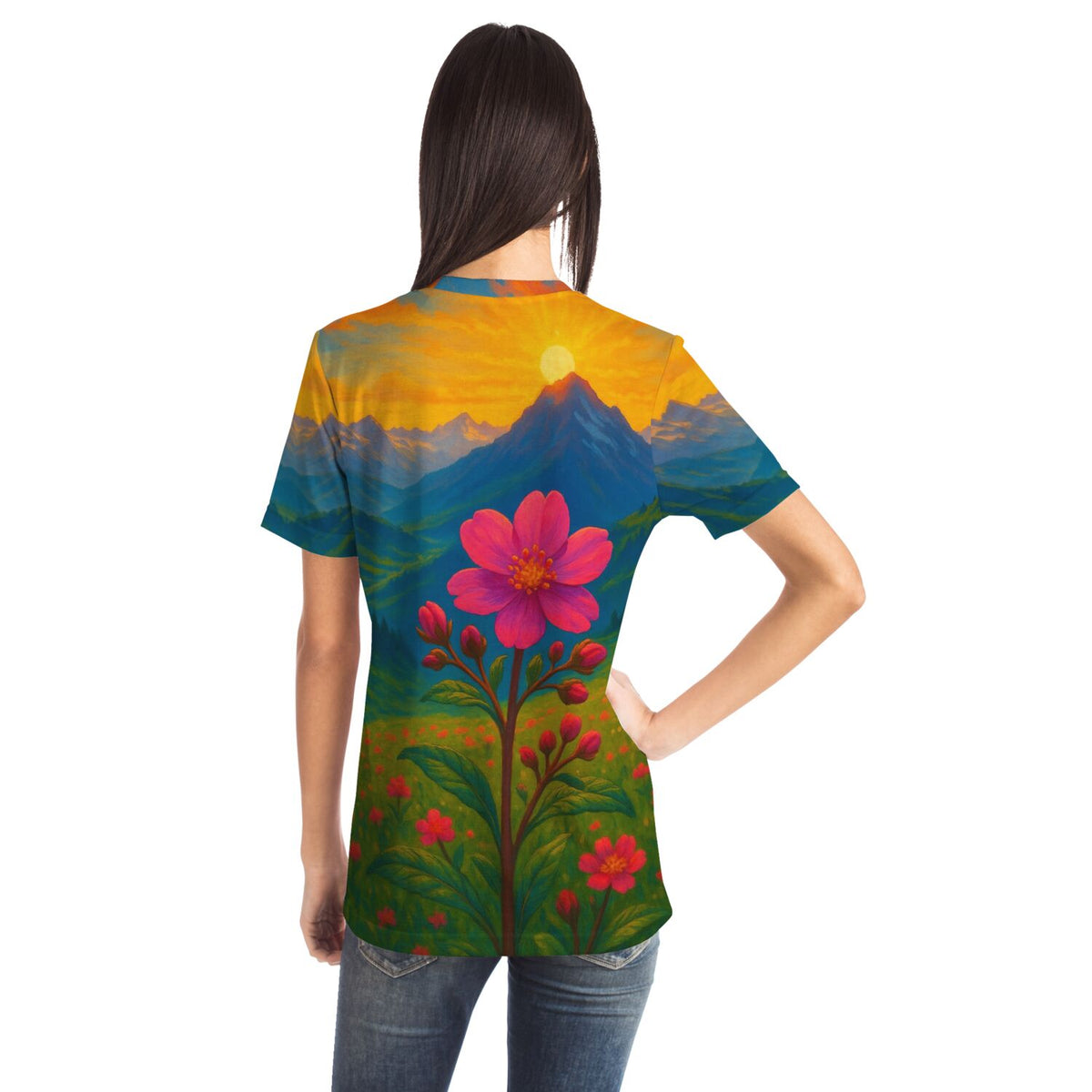 Frau trägt T-Shirt mit Gebirgsblume im Stil von Malen nach Zahlen Motiven vor einer alpinen Sonnenaufgangs-Landschaft