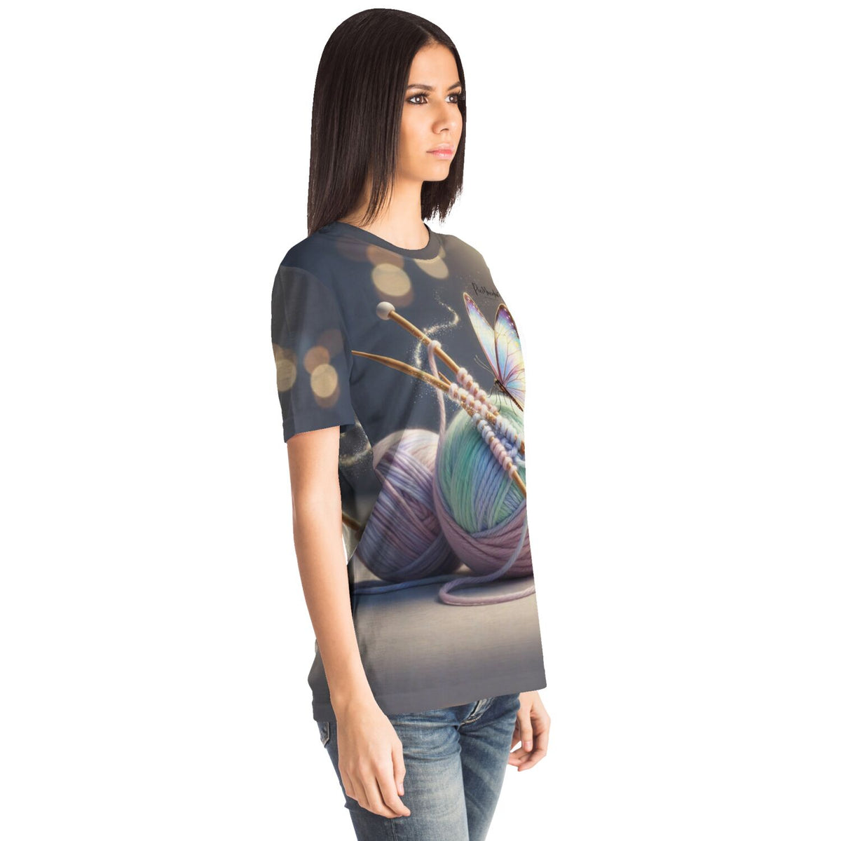 Frau trägt ein T-Shirt mit Wollknäuel- und Schmetterlingsmotiv im Stil beliebter Diamond Painting Kunstwerke