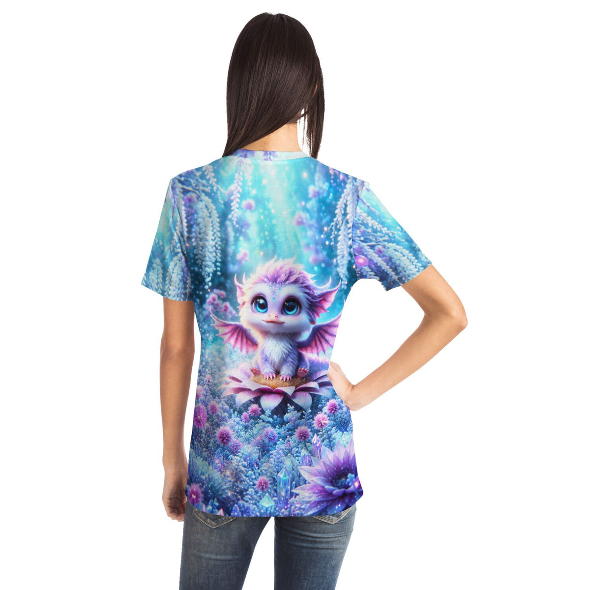 T-Shirt für Diamond Painting Fans mit süßem Drachen Motiv in blau-violetten Blumen und magischer Wald Atmosphäre
