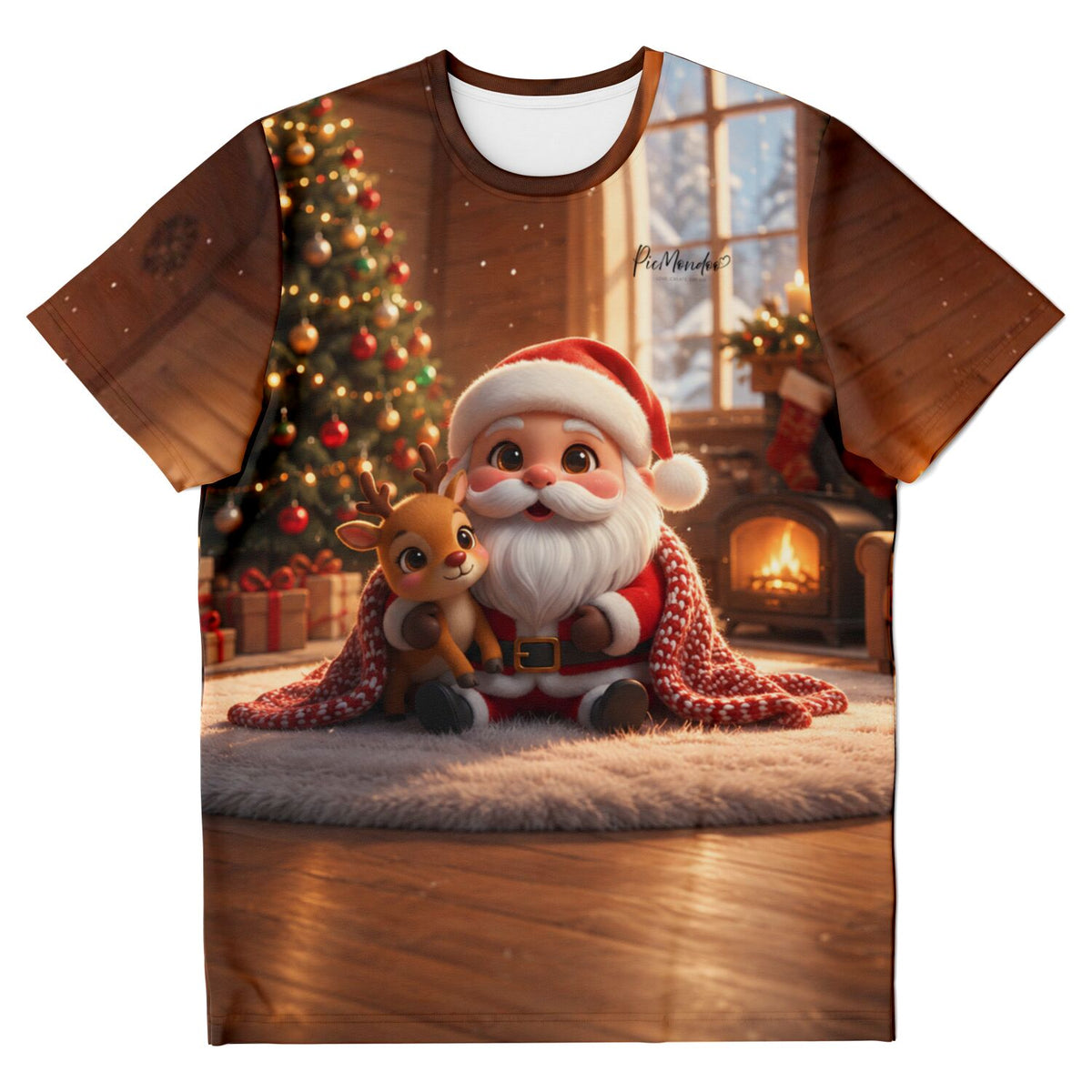 Kuscheliges T-Shirt mit weihnachtlichem Motiv: Weihnachtsmann und Rentier vor geschmücktem Tannenbaum und Kaminfeuer