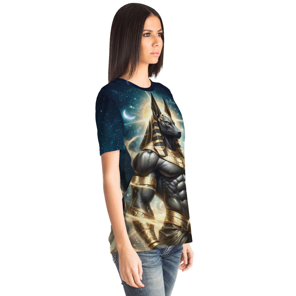 Frau trägt ein T-Shirt mit Anubis Motiv, inspiriert von faszinierenden Diamond Painting und Malen nach Zahlen Designs.