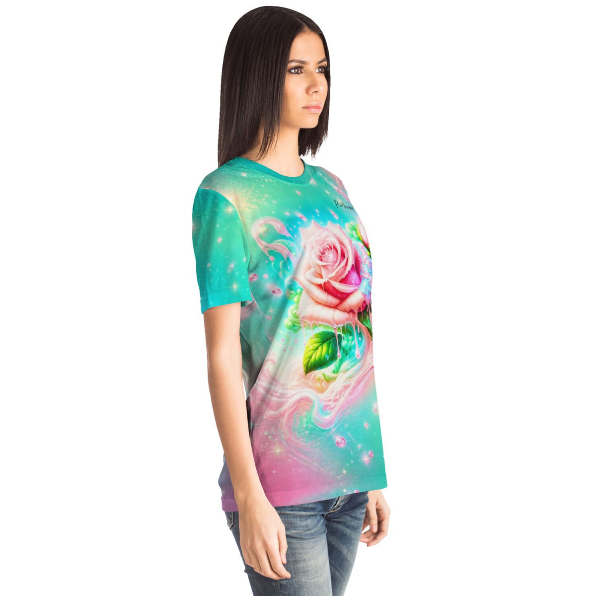 Frau trägt Dreamer T-Shirt Candy Rose mit floralem Rosen-Motiv im Stil von Diamond Painting und Malen nach Zahlen