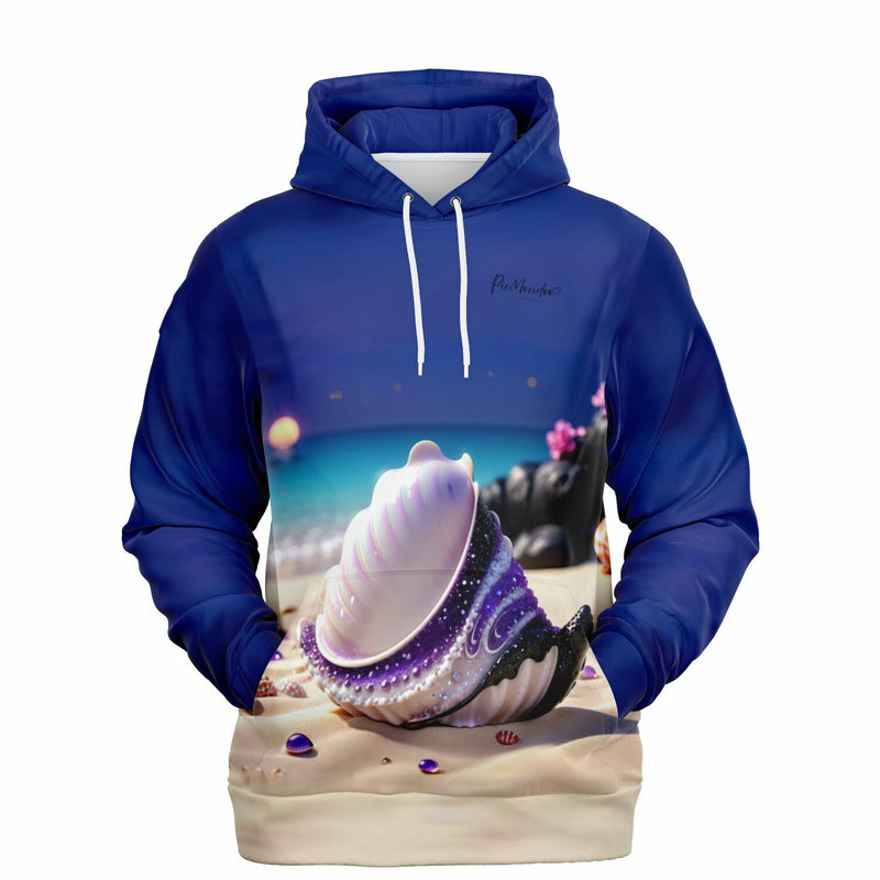 Dreamer Hoodie in Dunkelblau mit Muschel-Motiv in Violett vor einem Strandhintergrund als stylisches Fashion-Statement