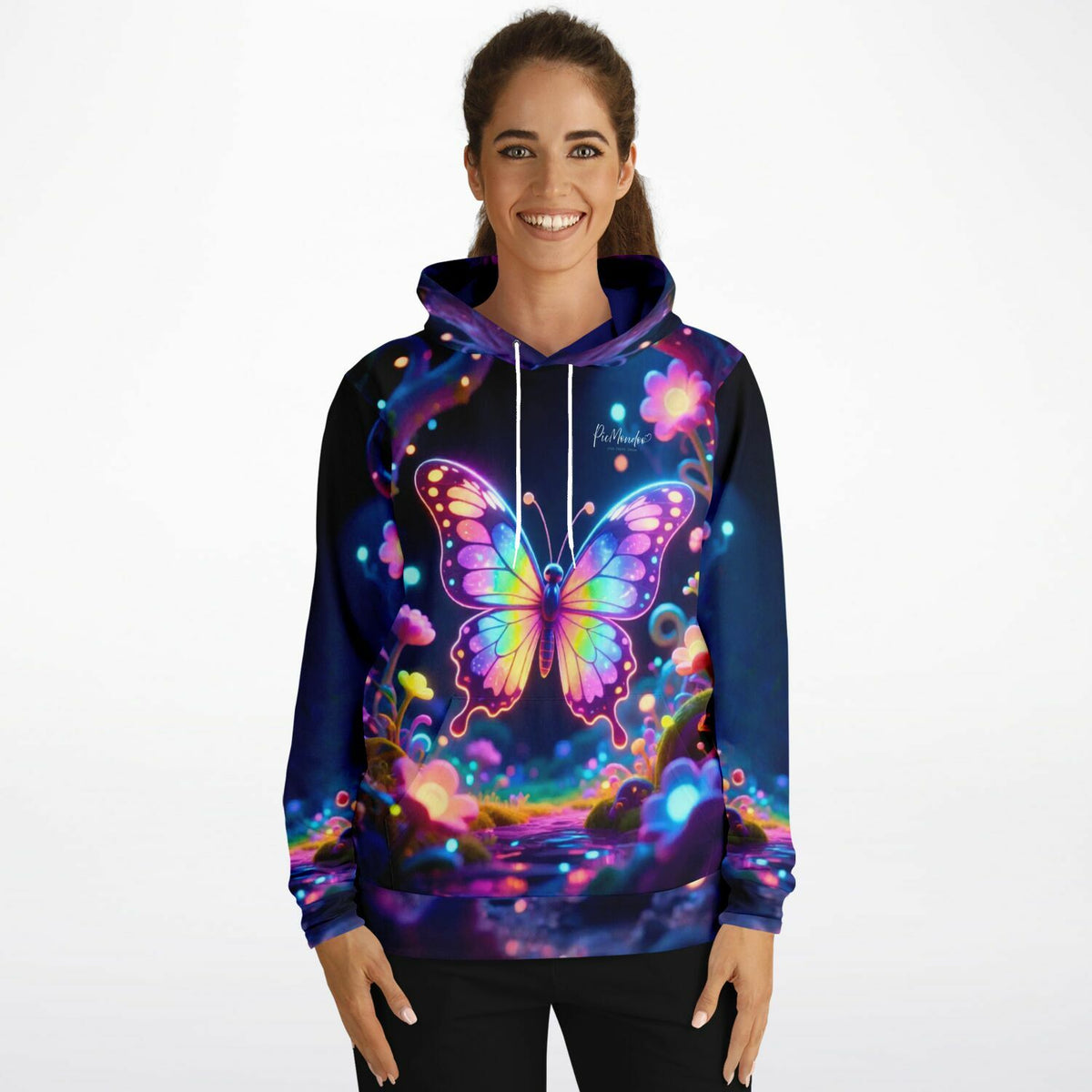 Frau trägt Dreamer Hoodie mit leuchtendem Schmetterling-Motiv, inspiriert von Diamond Painting und Malen nach Zahlen Kunst