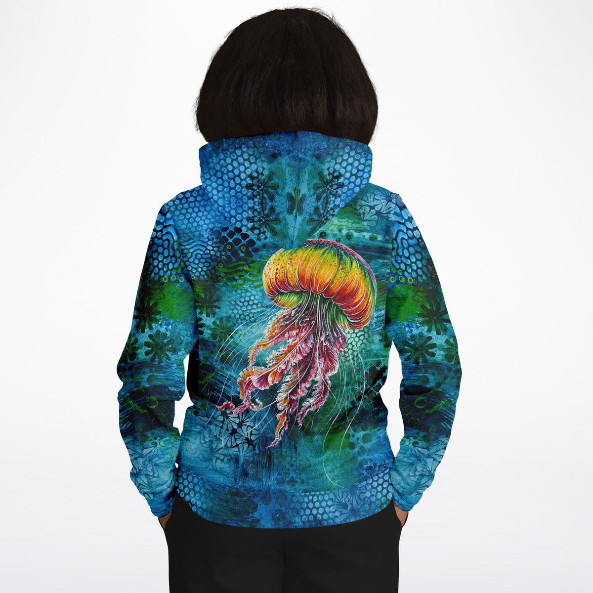 Dreamer Hoodie Medusa Solaris im künstlerischen Quallen-Design mit leuchtenden Farben auf blauem Aquarell-Hintergrund.