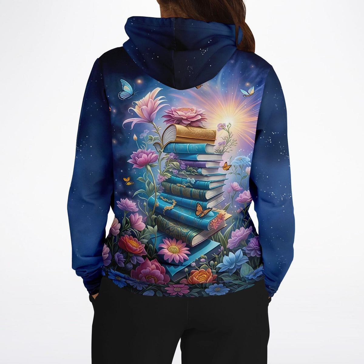 Dreamer Hoodie mit magischem Motiv: Bücherstapel umgeben von Blumen, Schmetterlingen und Sternenhimmel