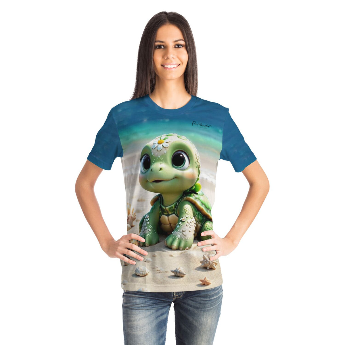 Frau trägt ein T-Shirt mit süßem Schildkröten-Motiv aus dem Picmondoo Diamond Painting und Malen nach Zahlen Sortiment.