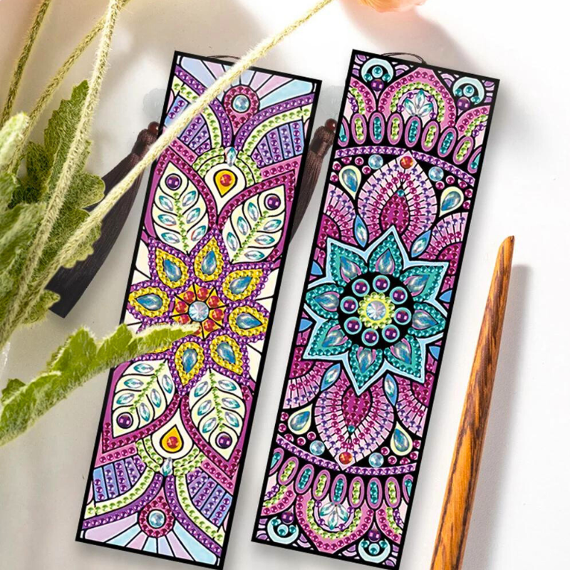 Zwei Diamond Painting Lesezeichen mit buntem Mandala und Blumen Design in glitzernder Optik als 2er Set