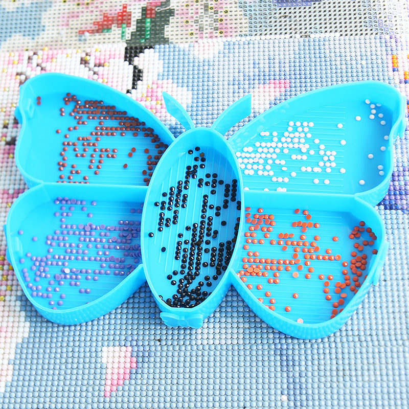 Blaues Diamond Painting Schiffchen-Set in Schmetterlingsform mit bunter Sortierung von Diamanten
