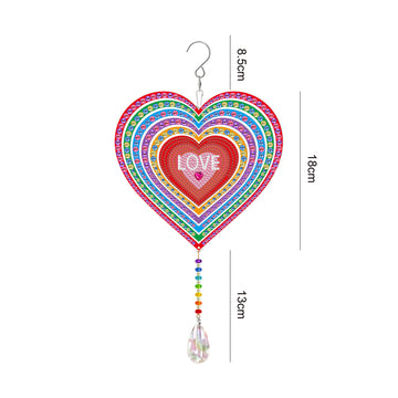 Herz Diamond Painting Aufhänger mit buntem Strassstein-Design, LOVE Schriftzug und Kristall-Anhänger als Deko.